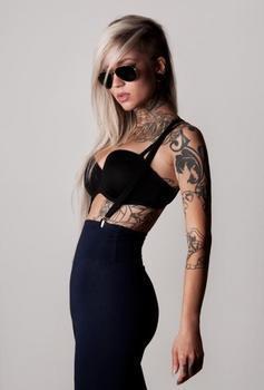 тату модель Sara Fabel