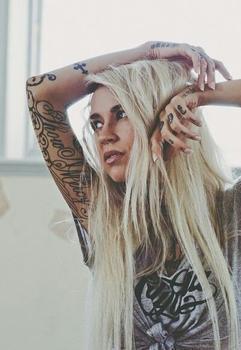 тату модель Sara Fabel