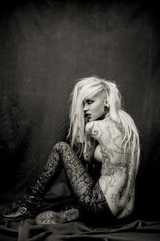 тату модель Sara Fabel