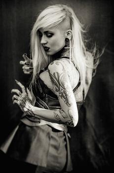 тату модель Sara Fabel