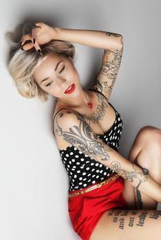 тату модель Sara Fabel