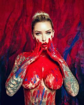 тату модель Lolobe4