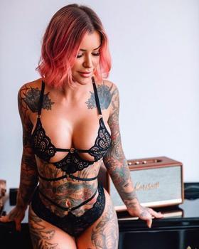 тату модель Lolobe4