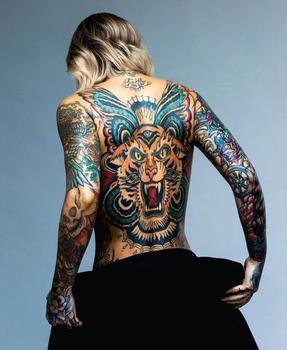 тату модель Lolobe4