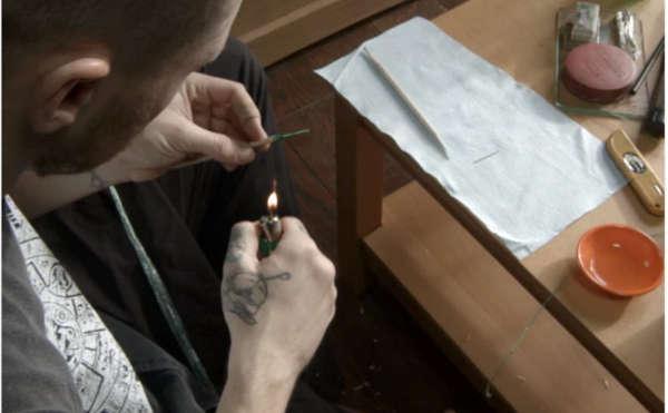 Искусство нанесения татуировки в стиле «stick and poke», бамбуковая игла