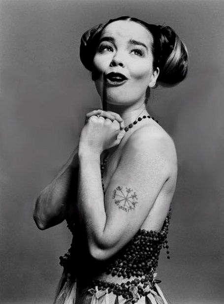 Тату Бьорк — вегвизир виртуальной реальности