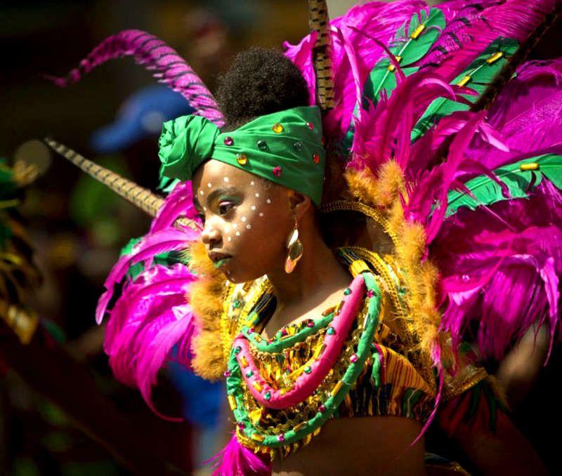 Карнавал карибской культуры при соблюдении правил пандемии Covid-19