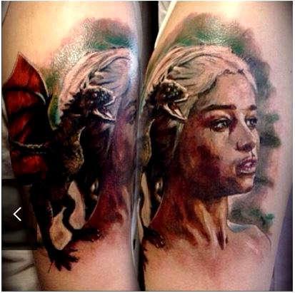 Татуировка портрет Игра Престолов Дейнерис с драконом на голени