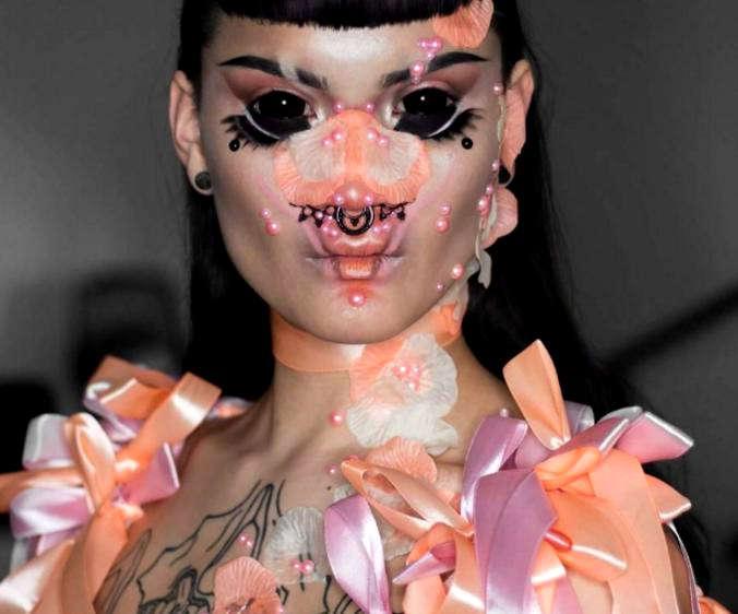 Модель Хангри тату, бодмод, пирсинг