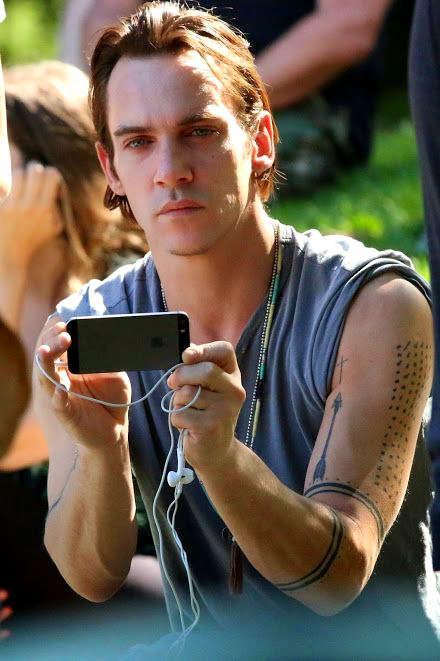 Тату чёрная бабочка - ψυχή «душа» Джонатана Риз Майерс