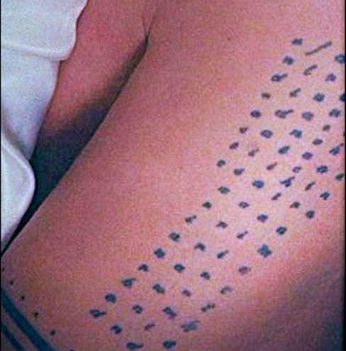 Тату Джонатана Риз Майерс на плече