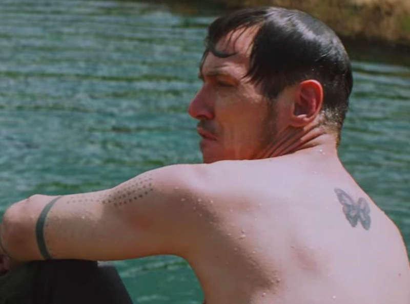 Тату Джонатана Риз Майерс чёрная бабочка на спине