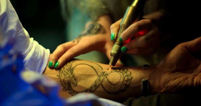 Тату дракон уроборос