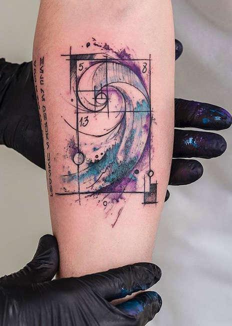 Тату инкапсулированными чернилами с ДНК близкого человека