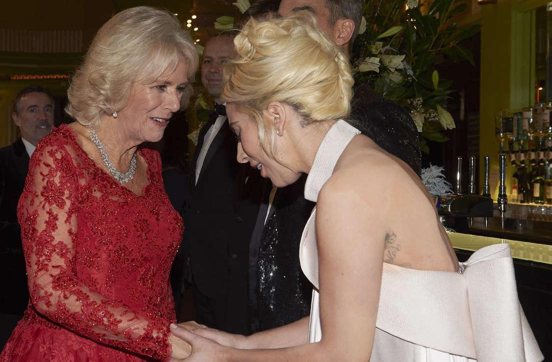 Леди Гага встретилась с британским принцем Чарльзом и его супругой Камиллой в открытом платье