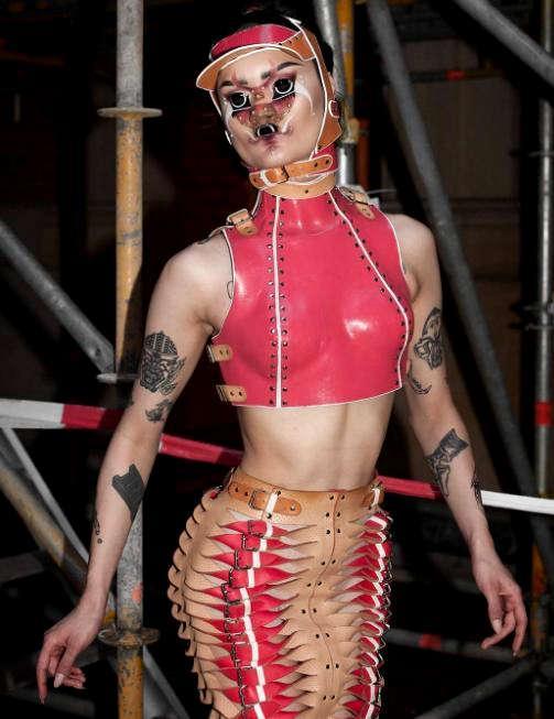 Топ модель Hungry авангардного искусства тату & бодмод