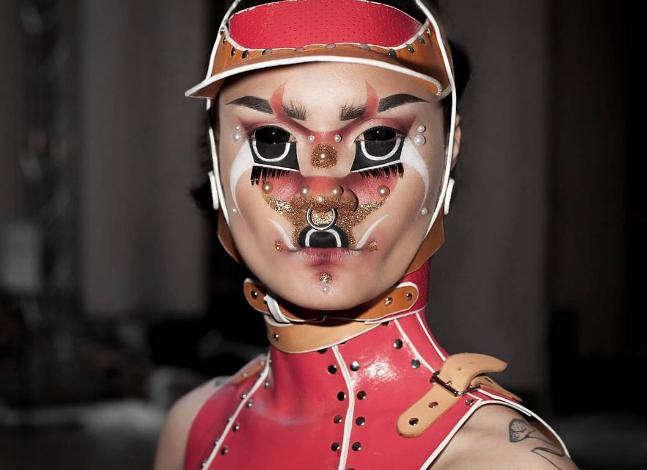 Модель Хангри тату, бодмод, пирсинг