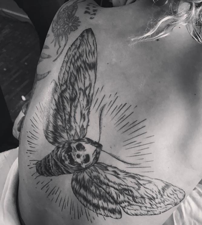 Леди Гага тату мотылёк на спину