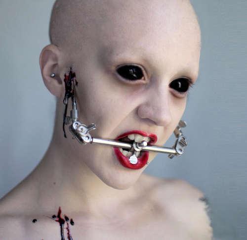 Татуировка роговицы, глазного яблока или контактные линзы на Хэллоуин?