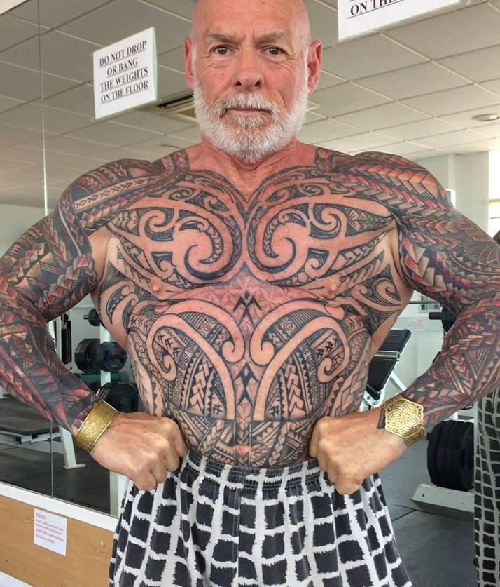 Британский пенсионер бодибилдер зататуировал всё тело