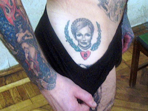 Украинские зеки делают себе татуировки с Тимошенко