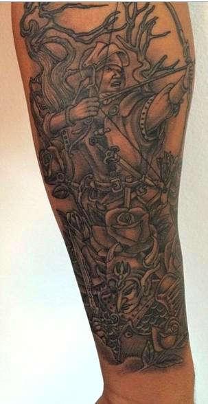 Тату на санскрите - мантра бесстрашия Тео Уолкотта