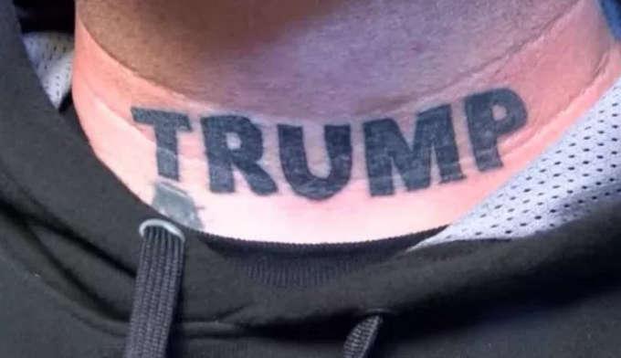 Татуировка ‘Trump’ на шее