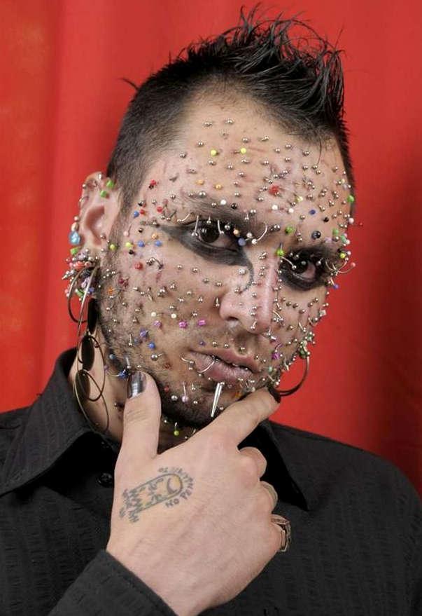 Аксель Росалес пирсинг на лице