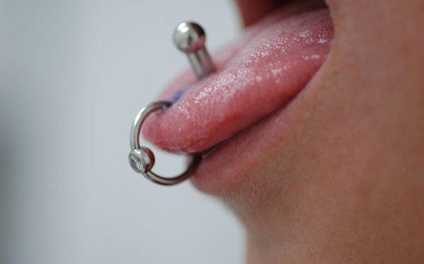 Зачем девушки делают пирсинг языка?
