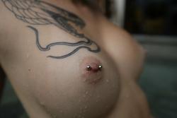 Змея спускается на грудь изящный пирсинг соска фото