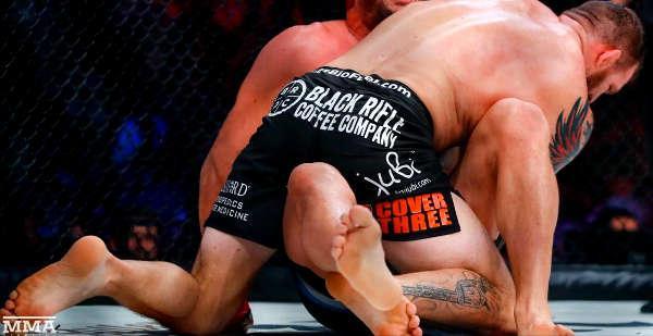 Райан Бейдер, тату на голени