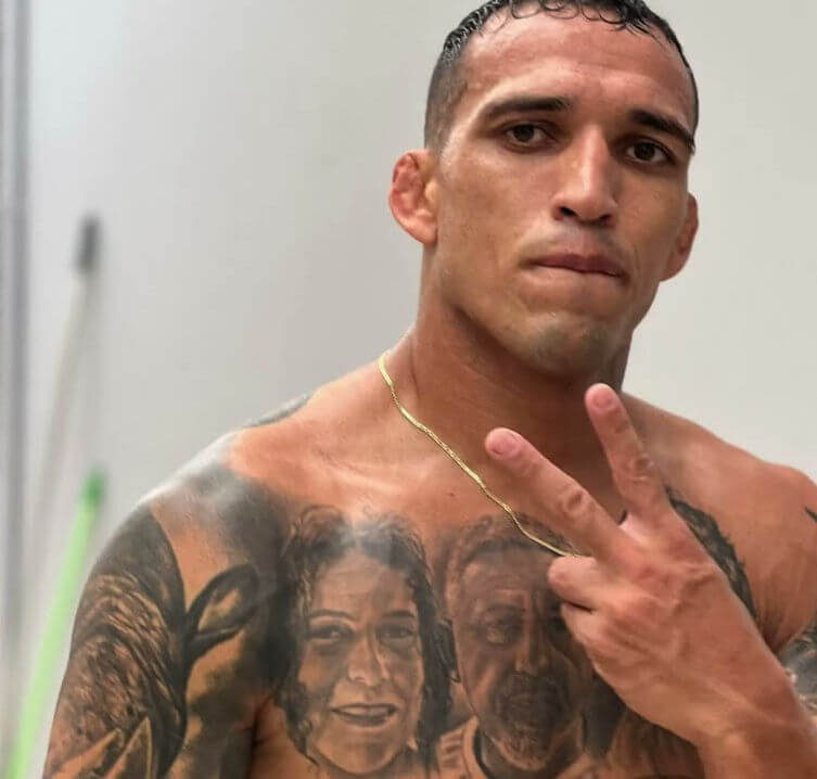 тату на груди Чарльза Оливейры