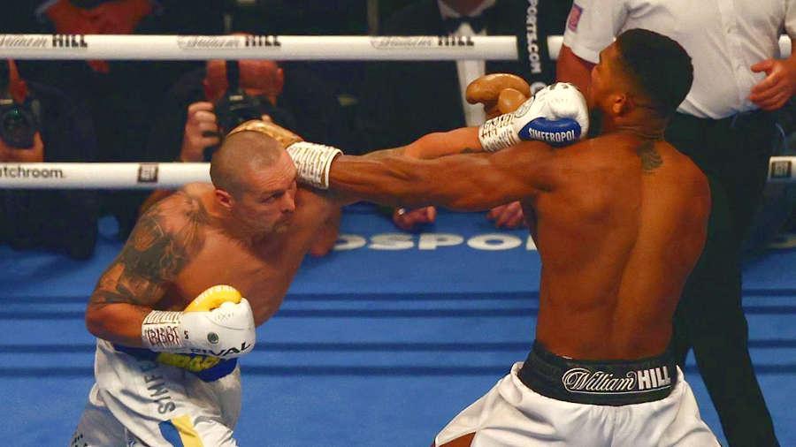 Чемпион 2021 по боксу в супертяжелом весе Александр Усик