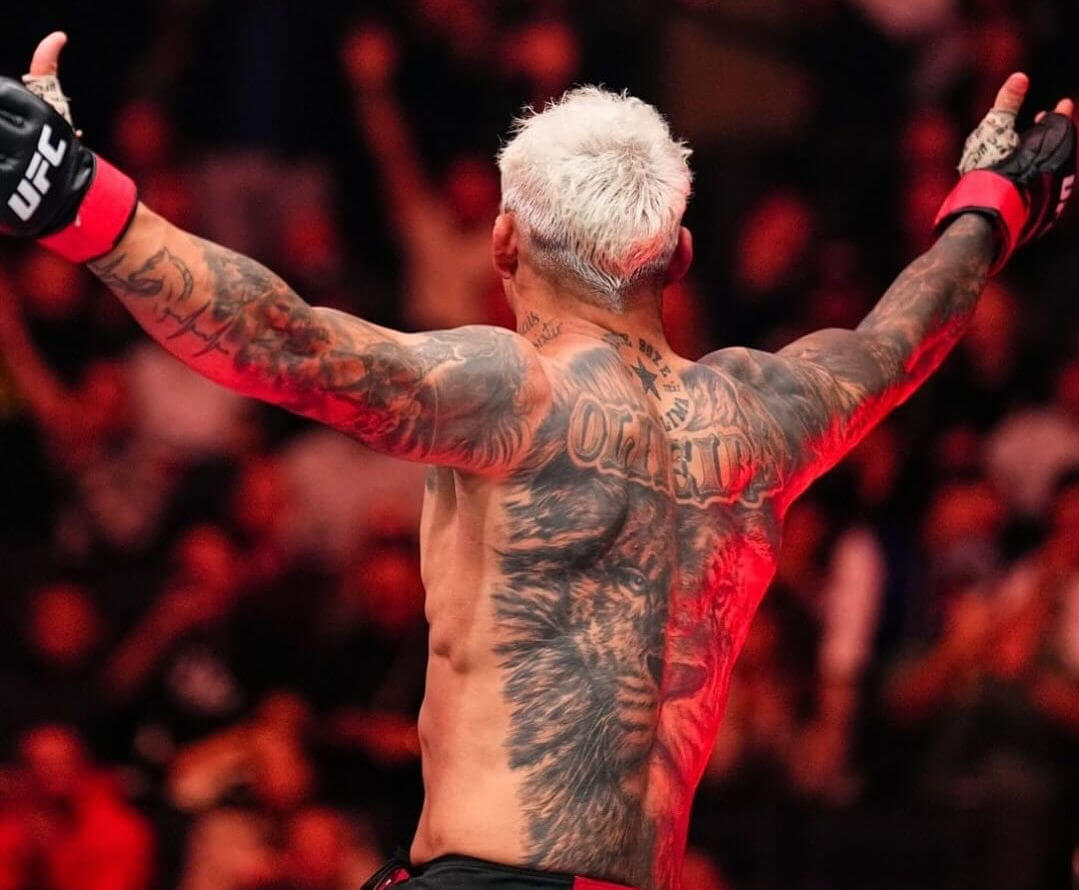 тату лев на спине у Чарльза Оливейры