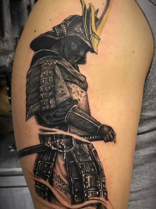 Татуировка самурая на плече