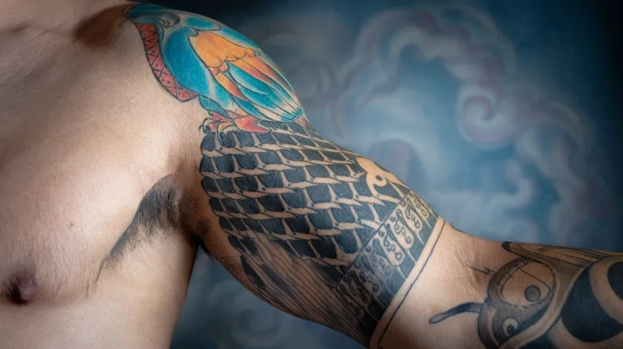 Славянская тату на плече