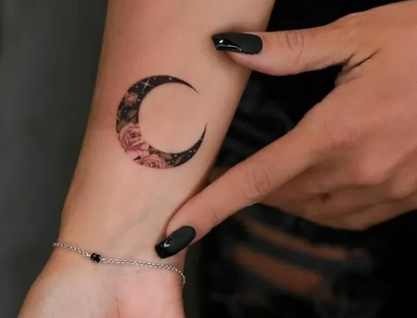 Тату луна на предплечье