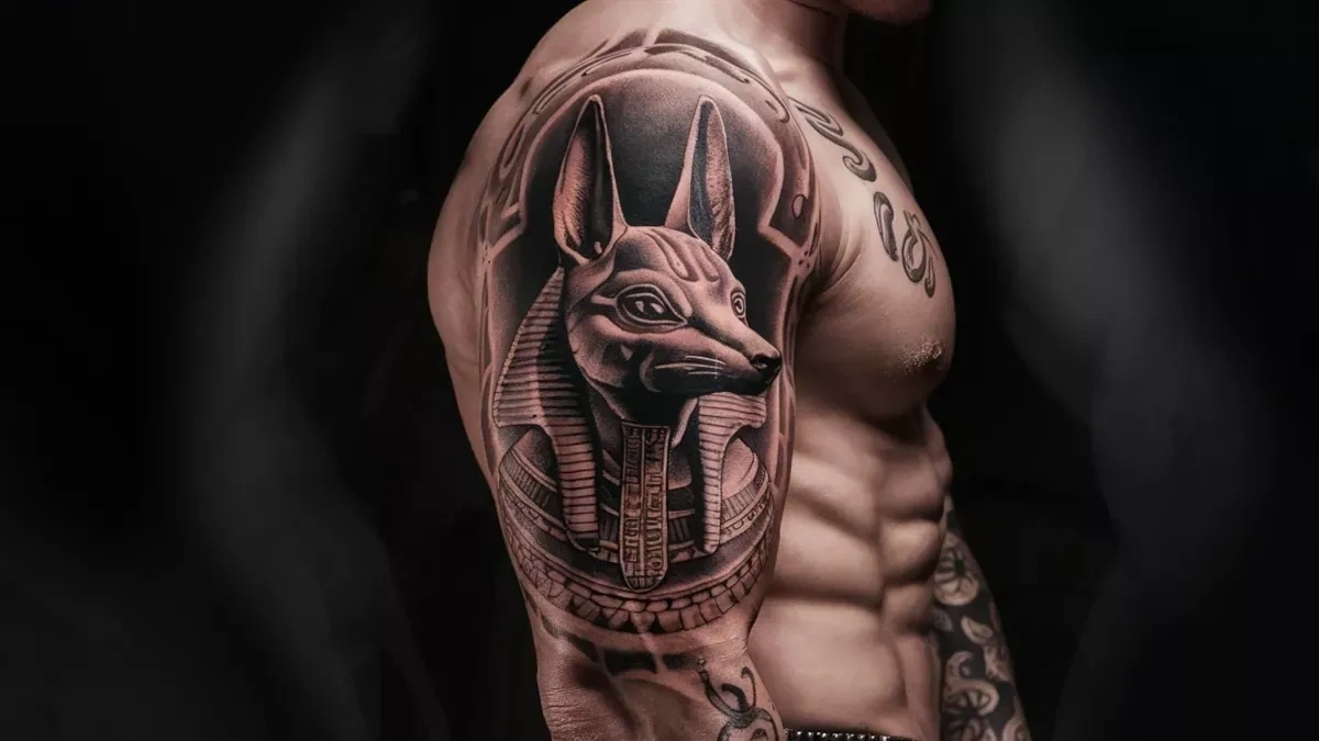 татуировка анубиса на плече