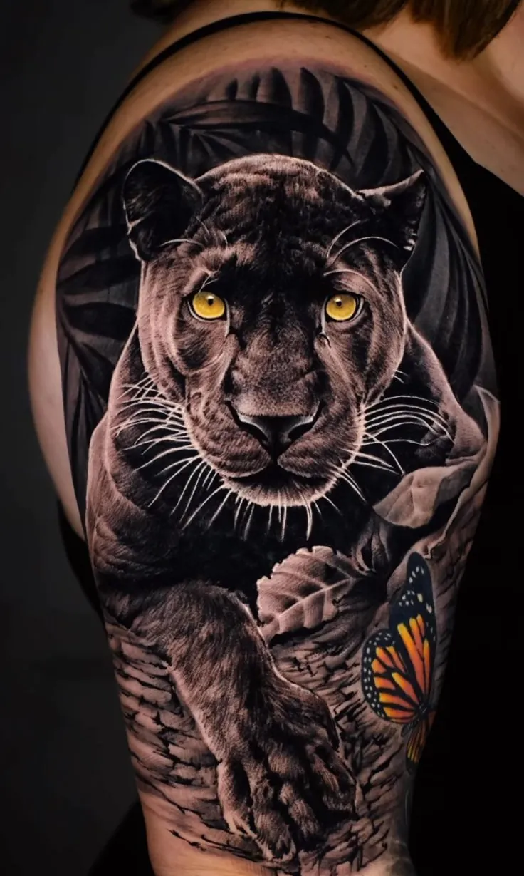 Реалистичная татуировка пантеры у женщины на плече