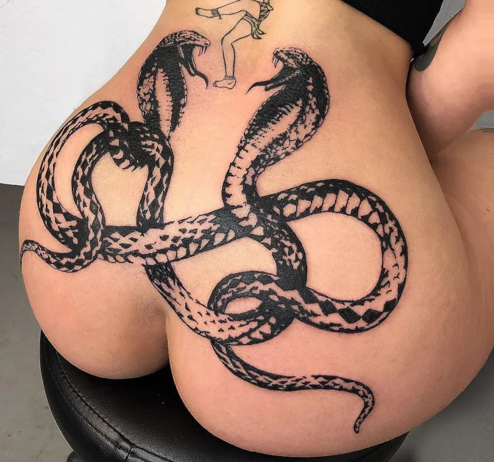 тату кобры на ягодицах значение