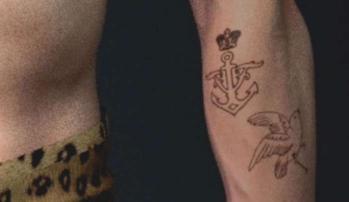 Тату монограмма и чайка Короля Фредерика 9