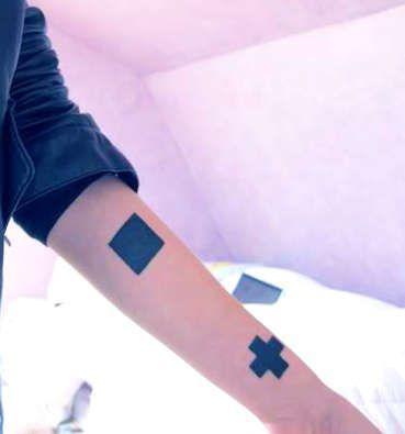 Тату крест чёрный