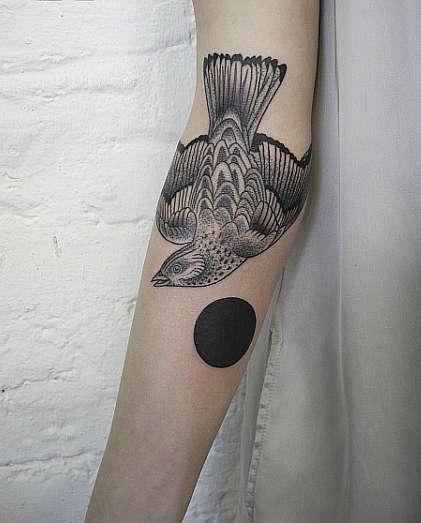 Тату точка на предплечье