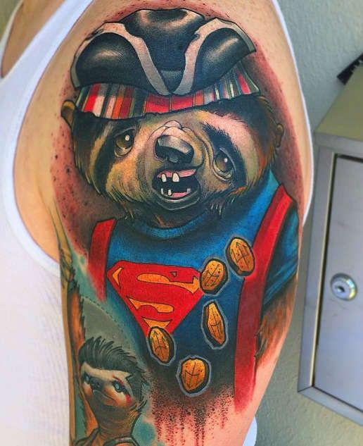 Тату енот — ракета, ловкость и маскировка