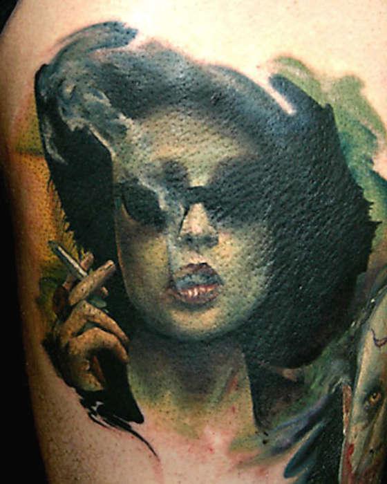 Жест курящей женщины в очках