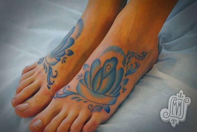 Тату гжель роза на ногах