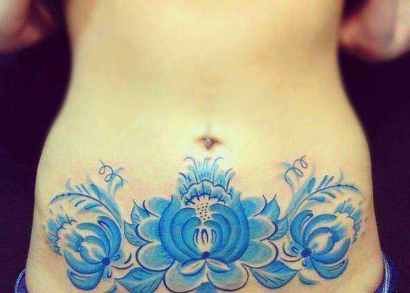 Тату гжель на животе