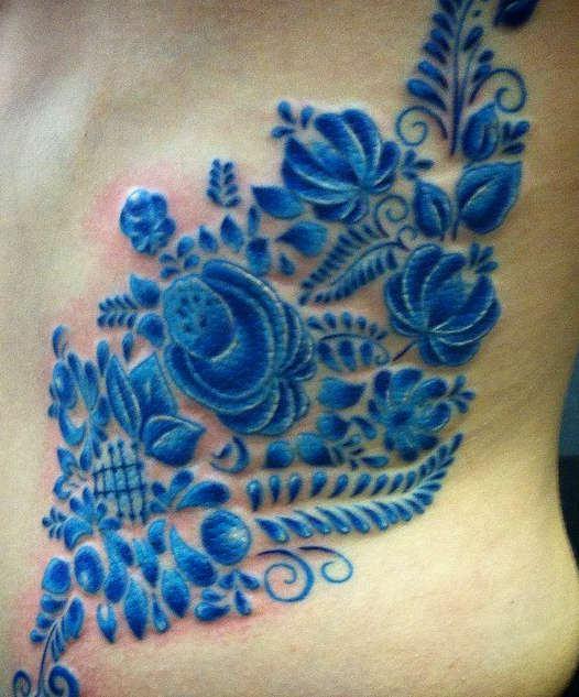 Тату гжель на рёбрах