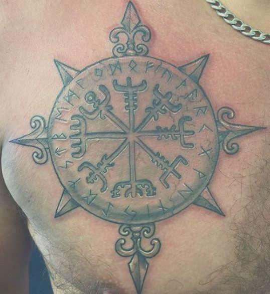 Тату рун вегвизир и валькнут в камне на груди