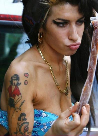 Татуировки Эми Вайнхаус в стиле 1950-60 годов